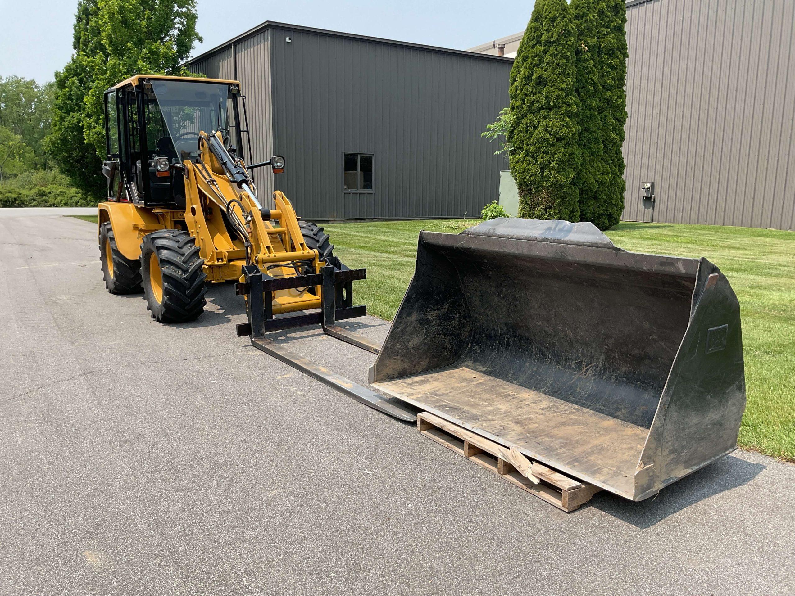 Caterpillar 8,000 Capacity Model 908 Wheel Loader with Bucket FL2078