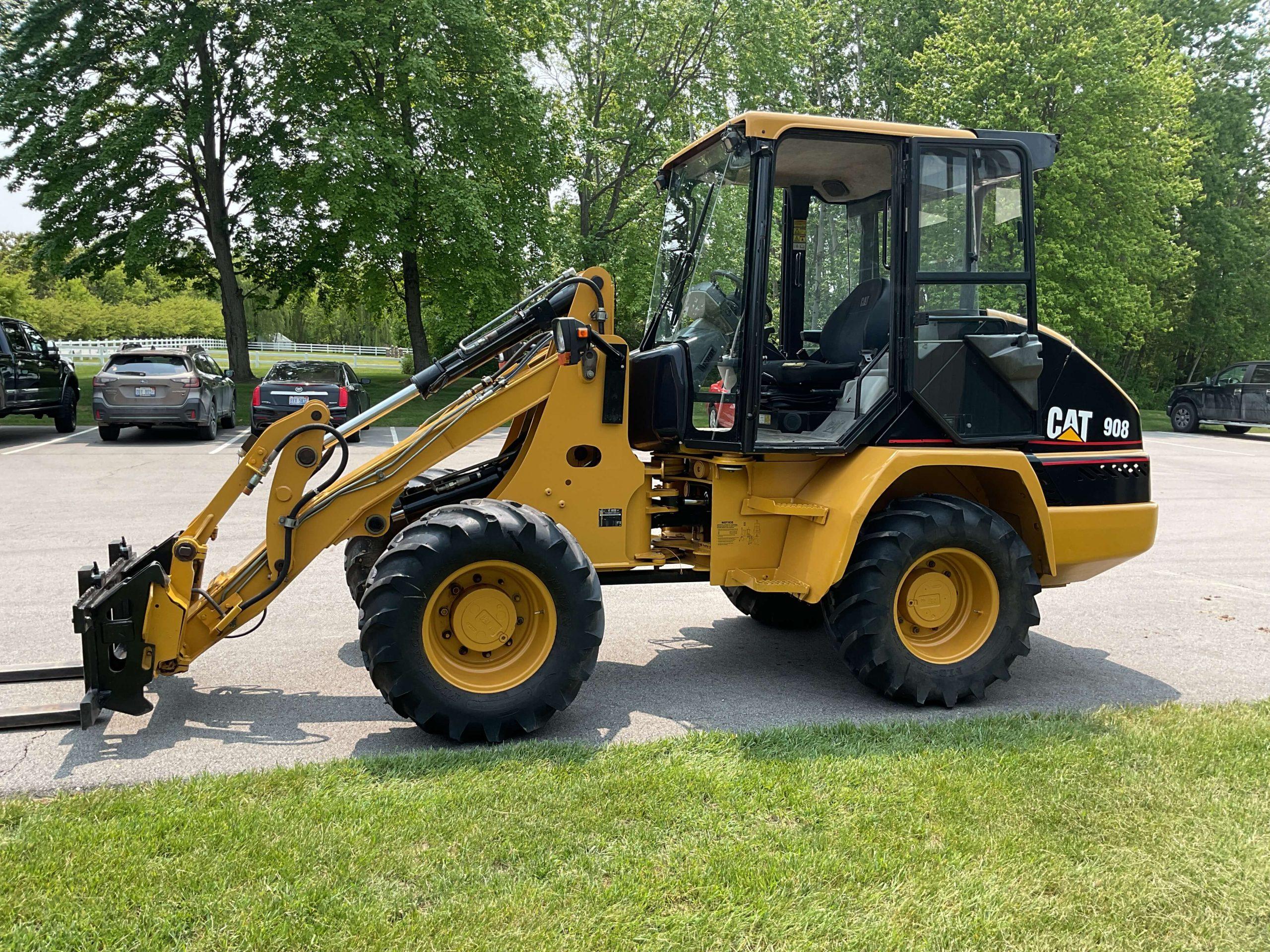 Caterpillar 8,000 Capacity Model 908 Wheel Loader with Bucket FL2078